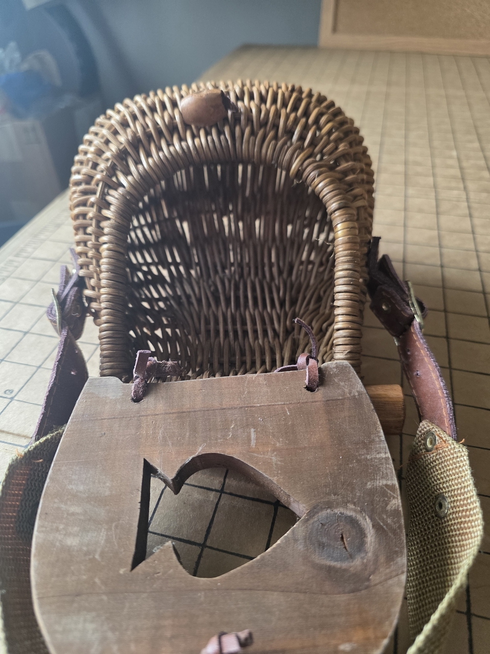 Vintage Wicker Fishing Creel Basket w/ Wood Lid & Strap (7x8x5) - Picture 13 of 16